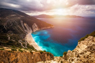 İkonik turkuaz ve safir körfez ve Myrtos, Kefalonia (Cephalonia) adasının hava aracı görüntüsü, İyonya, Yunanistan. Myrtos Sahili, Kefalonia Adası, Yunanistan. Myrtos plajının güzel manzarası.