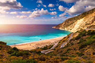İkonik turkuaz ve safir körfez ve Myrtos, Kefalonia (Cephalonia) adasının hava aracı görüntüsü, İyonya, Yunanistan. Myrtos Sahili, Kefalonia Adası, Yunanistan. Myrtos plajının güzel manzarası.