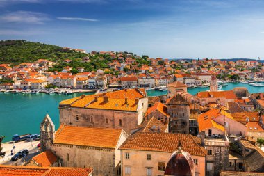 Hırvatistan Avrupa 'nın eski turistik mekanı Trogir kentinde manzara. Trogir kasabası kıyı manzarası. Muhteşem Trogir, Hırvatistan. Hırvatistan 'ın güneşli, eski Venedik kenti, Dalmaçya Sahili.