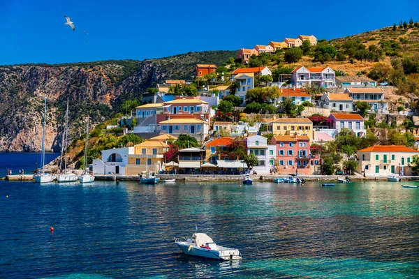 Pueblo Assos Cefalonia Grecia Bahía Color Turquesa Mar Mediterráneo Con —  Fotos de Stock