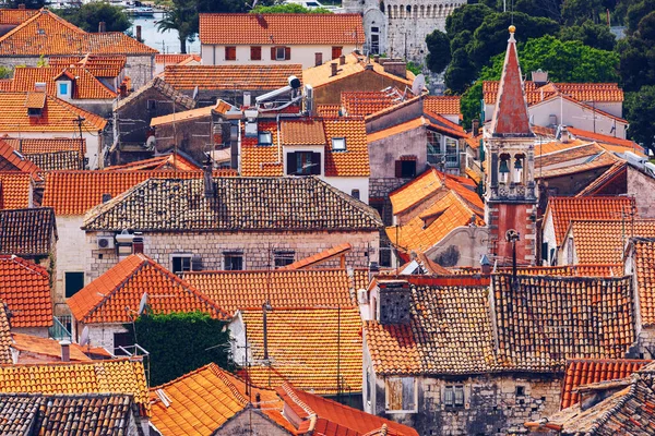 Hırvatistan Avrupa 'nın eski turistik mekanı Trogir kentinde manzara. Trogir kasabası kıyı manzarası. Muhteşem Trogir, Hırvatistan. Hırvatistan 'ın güneşli, eski Venedik kenti, Dalmaçya Sahili.