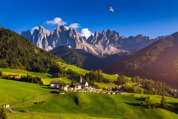 Santa Magdalena Santa Magdalena Pueblo Con Mágicas Montañas Dolomitas Fondo — Foto de Stock