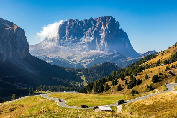 意大利Trentino Alto Adige的Gardena Pass 背景是萨索隆戈山的园丁那山口 Passo Gardena 意大利南蒂罗尔Val Badia和Val Gardena之间的高山通道 — 图库照片