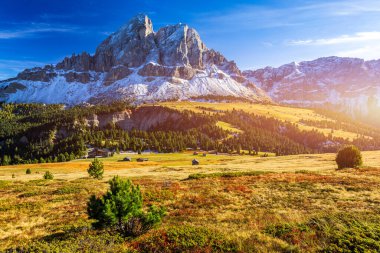 Dolomitler, İtalya 'daki Passo delle Erbe' den Peitlerkofel Dağı 'nın çarpıcı manzarası. Passo delle Erbe 'deki Sass de Putia (Peitlerkofel) manzarası, ahşap çiftlik evleri, Dolomitler, Güney Tyrol, İtalya.