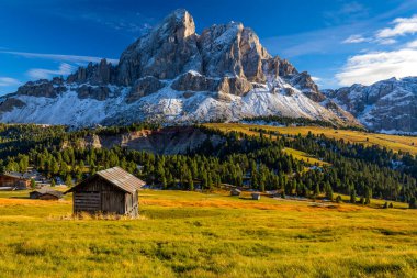 Dolomitler, İtalya 'daki Passo delle Erbe' den Peitlerkofel Dağı 'nın çarpıcı manzarası. Passo delle Erbe 'deki Sass de Putia (Peitlerkofel) manzarası, ahşap çiftlik evleri, Dolomitler, Güney Tyrol, İtalya.