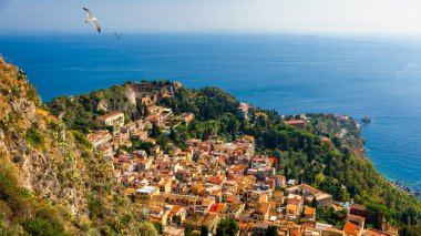 Taormina, Sicilya, İtalya 'daki Antik Yunan tiyatrosunun kalıntıları. Taormina, Sicilya 'nın doğu kıyısındaki Başkent Messina' da yer almaktadır.. 