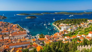Hırvatistan 'ın Hvar kentinin önündeki muhteşem takımadalara bakın. Eski Adriyatik ada kasabası Hvar 'ın limanı. Hırvatistan 'ın popüler turistik beldesi. Hırvatistan 'ın Hvar adasındaki şaşırtıcı Hvar kenti.