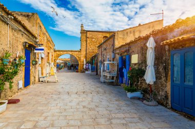 Sicilya 'nın Syracuse iline bağlı Marzaemi köyü. Marzamemi Meydanı, Siracusa ili, Sicilya, İtalya, Avrupa 'da küçük bir balıkçı köyü.. 