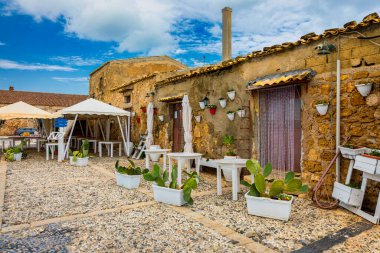 Sicilya 'nın Syracuse iline bağlı Marzaemi köyü. Marzamemi Meydanı, Siracusa ili, Sicilya, İtalya, Avrupa 'da küçük bir balıkçı köyü.. 