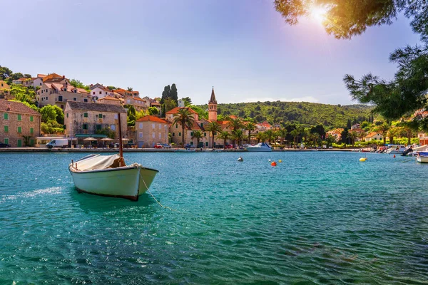 Barcos Pesca Splitska Pueblo Con Hermoso Puerto Isla Brac Croacia — Foto de Stock