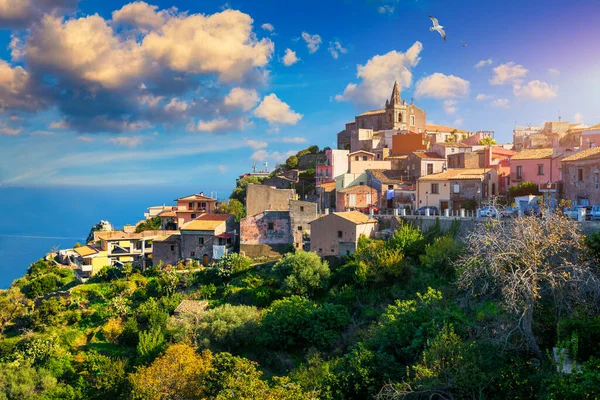 意大利南部西西里梅西纳省一个风景如画的小镇Forza Agro的风景 Forza Agro Sicilian Historical City Rock Ionian Sea — 图库照片
