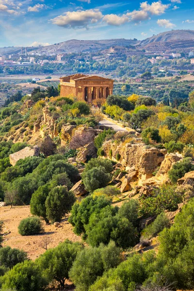 Tapınaklar Vadisi (Valle dei Templi), MÖ 5. yüzyılda inşa edilen antik bir Yunan tapınağı olan Konkordiya Tapınağı, Agrigento, Sicilya. Concordia Tapınağı, Agrigento, Sicilya, İtalya