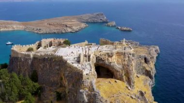 Lindos 'un Akropolis kalıntıları Rodos, Dodecanese Adaları, Yunan Adaları ve Yunanistan' ı yukarıdan görüyorlar. Lindos Akropolü, Rodos, Yunanistan 'ın antik mimarisi. 