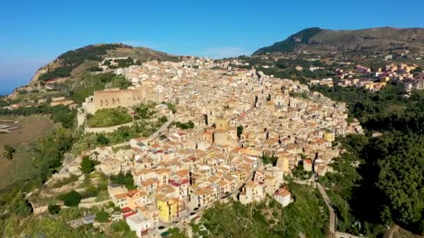 シチリア島のカカモ イタリアのシチリア山のノルマン城と中世イタリアの都市 背景に山と丘の上にカカモの町のビュー シチリア島 イタリア — ストック動画