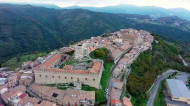 Montalbano Elicona şehrinin havadan görünüşü, İtalya, Sicilya, Messina Eyaleti. İtalya Federico 2, Sicilya kalesi ile birlikte ortaçağ şehri Montalbano Elicona 'nın hava manzarası.