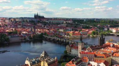 Prag manzaralı Prag Eski Şehir İskele mimarisi ve Çek Cumhuriyeti Prag 'daki Vltava nehri üzerindeki Charles Köprüsü. Prag 'ın Eski Kenti, Çek Cumhuriyeti.