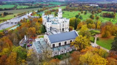 Hluboka nad Vltavou Şatosu Çek Cumhuriyeti 'nin en güzel kalelerinden biridir. Sonbaharda Hluboka nad Vltavou Şatosu 'nda kırmızı yapraklarla, Çek Cumhuriyeti. Hluboka nad Vltavou kalesinin renkli sonbahar manzarası.