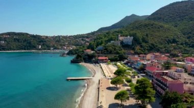Yunanistan 'ın Kefalonia adasındaki Poros kentinin havadan görünüşü. Günün ortasında Poros City 'de. Sefalonya ya da Kefalonya adası, İyon Denizi, Yunanistan. Poros Köyü, Kefalonia Adası, İyon Adaları, Yunanistan.