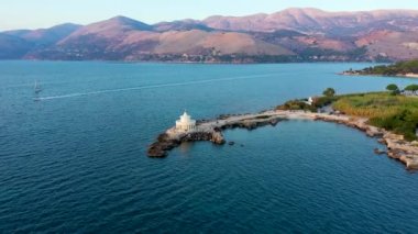Yunanistan 'ın Lassi, Argostoli, Kefalonia adasındaki Saint Theodore Deniz Feneri' nin havadan görünüşü. Kefalonia adasındaki Saint Theodore deniz feneri, Argostoli kasabası, Yunanistan, Avrupa.