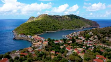 Yunanistan 'ın Cefalonia kentindeki Assos adasındaki güzel ve renkli geleneksel balıkçı köyünün insansız hava aracı görüntüsü. Sefalonya 'daki Assos Yarımadası (Kefalonia), Yunanistan
