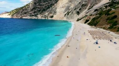 Yunanistan 'ın başkenti Kefalonia' dan ünlü Myrtos plajı. Myrtos Sahili, Kefalonia Adası, Yunanistan. Myrtos Sahili, İyon Adası, Kefalonya (Cephalonia), Yunanistan.