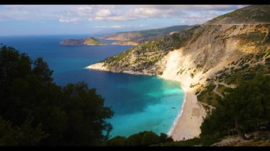 İkonik turkuaz ve safirden oluşan hava aracı videosu ve Myrtos, Kefalonia (Cephalonia) adası plajı, İyonya, Yunanistan. Myrtos Sahili, Kefalonia Adası, Yunanistan. Myrtos plajının güzel manzarası.