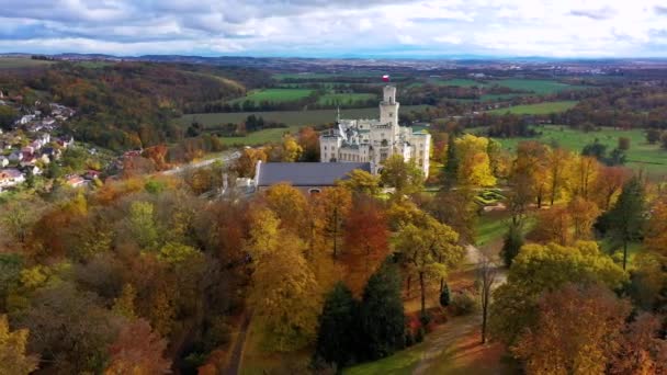 Hluboka Nad Vltavou城堡是捷克共和国最美丽的城堡之一 秋天的Hluboka Nad Vltavou城堡 绿叶红润 Hluboka Nad Vltavou城堡五彩缤纷的秋景 — 图库视频影像
