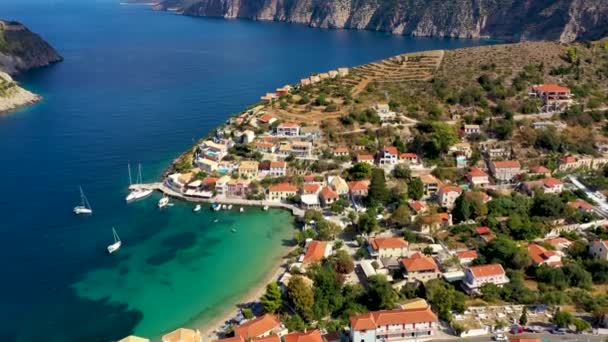 Yunanistan Cefalonia Kentindeki Assos Adasındaki Güzel Renkli Geleneksel Balıkçı Köyünün — Stok video