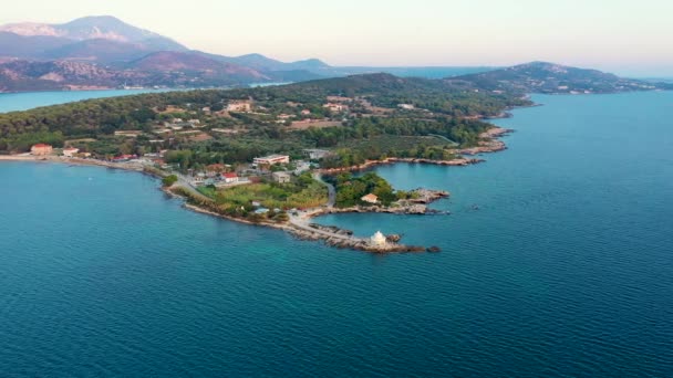 ギリシャのケファロニア島アルゴストリのラッシーにある聖テオドロスの灯台の空中写真 ヨーロッパギリシャのアルゴストリ町ケファロニア島の聖テオドール灯台 — ストック動画