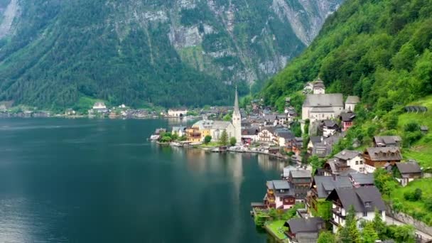 在奥地利哈尔斯塔特Salzkammergut地区美丽的阳光下 可以看到奥地利阿尔卑斯山中著名的哈尔斯塔特山村 奥地利阿尔卑斯山哈尔斯塔特湖上的哈尔斯塔特村 — 图库视频影像