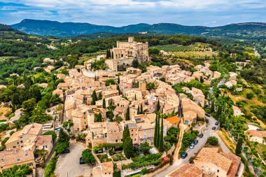 Güzel ortaçağ kasabası Le Barroux, Vaucluse, Provence, Fransa. Le Barroux köyünün havadan görünüşü, şatosu Provence, Fransa. Barroux 'nun tünemiş köyü ve güçlendirilmiş kalesi, Fransa.