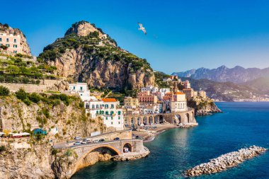 Atrani 'nin Amalfi Sahili' ndeki ünlü sahil köyünün hava manzarası. İtalya 'nın Campania bölgesindeki Salerno ilinin Amalfi kıyısındaki küçük Atrani kasabası. Amalfi kıyısındaki Atrani kasabası, İtalya.