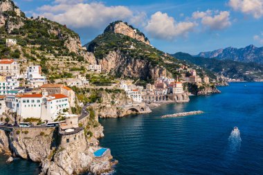 Atrani 'nin Amalfi Sahili' ndeki ünlü sahil köyünün hava manzarası. İtalya 'nın Campania bölgesindeki Salerno ilinin Amalfi kıyısındaki küçük Atrani kasabası. Amalfi kıyısındaki Atrani kasabası, İtalya.