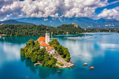 Slovenya 'da Kan Gölü. Güzel dağlar ve küçük hac kilisesi olan Kanlı Göl. Maria 'nın Hacı Kilisesi' yle birlikte adaya ve göle gitti. Kan, Slovenya, Avrupa.