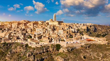İtalya 'nın güneyindeki Basilicata' da güzel bir sonbahar gününde antik Matera (Sassi di Matera) kasabasının panoramik manzarası. Matera köyünün göz kamaştırıcı manzarası. Matera kayalık bir çıkıntı üzerinde bir şehirdir..