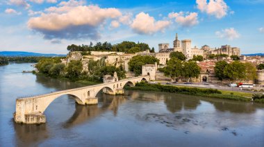 Avignon 'un ünlü köprüsü Saint-Benezet' in güzel manzarası, Avignon, Fransa 'daki Rhone Nehri boyunca ortaçağ mimarisi. Güney Fransa, Avignon 'daki Pont Saint Benezet ve Papalık Sarayı.
