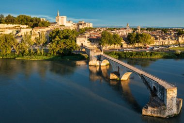 Avignon 'un ünlü köprüsü Saint-Benezet' in güzel manzarası, Avignon, Fransa 'daki Rhone Nehri boyunca ortaçağ mimarisi. Güney Fransa, Avignon 'daki Pont Saint Benezet ve Papalık Sarayı.