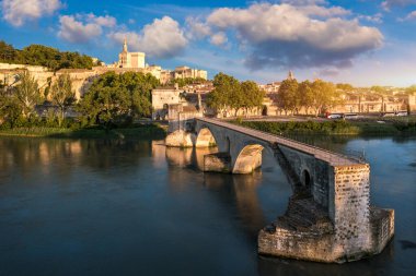 Avignon 'un ünlü köprüsü Saint-Benezet' in güzel manzarası, Avignon, Fransa 'daki Rhone Nehri boyunca ortaçağ mimarisi. Güney Fransa, Avignon 'daki Pont Saint Benezet ve Papalık Sarayı.