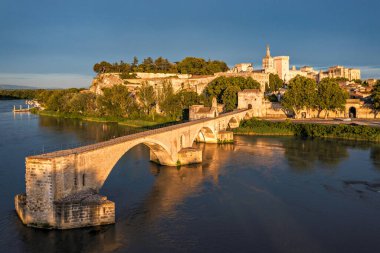 Avignon 'un ünlü köprüsü Saint-Benezet' in güzel manzarası, Avignon, Fransa 'daki Rhone Nehri boyunca ortaçağ mimarisi. Güney Fransa, Avignon 'daki Pont Saint Benezet ve Papalık Sarayı.