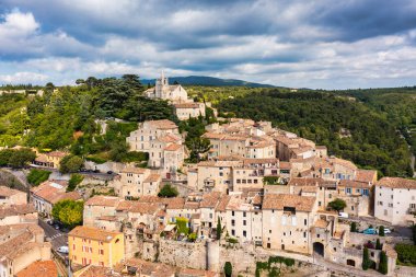 Bonnieux köyü, Fransa 'nın Provence, Luberon şehrinde mimarlık ve sakin manzaralar sergiliyor. Bonnieux ortaçağ köyünün göz kamaştırıcı manzarası Provence 'deki yemyeşil ve tepelerle çevrili..
