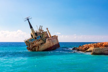 Kıbrıs Rum Kesimi 'nin Paphos yakınlarındaki Peyia kıyı şeridinde terk edilmiş Edro III Gemi Enkazı. Kıbrıs 'ta suyun kıyısındaki tarihi Edro III Batık alanı. Batık EDRO III, Pegeia, Paphos 'un hava manzarası.