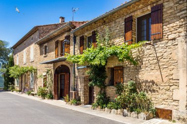Goult, Fransa 'nın Provence şehrinde tipik bir kasabadır. Güneşli bir günde Provence 'deki Goult' un büyüleyici tepedeki köyünü keşfedin. Antik tepe köyü Goult, Provence, Fransa.