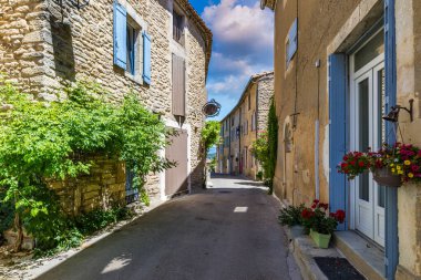 Goult, Fransa 'nın Provence şehrinde tipik bir kasabadır. Güneşli bir günde Provence 'deki Goult' un büyüleyici tepedeki köyünü keşfedin. Antik tepe köyü Goult, Provence, Fransa.