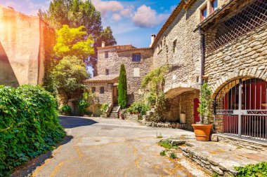 Goult, Fransa 'nın Provence şehrinde tipik bir kasabadır. Güneşli bir günde Provence 'deki Goult' un büyüleyici tepedeki köyünü keşfedin. Antik tepe köyü Goult, Provence, Fransa.