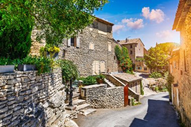Goult, Fransa 'nın Provence şehrinde tipik bir kasabadır. Güneşli bir günde Provence 'deki Goult' un büyüleyici tepedeki köyünü keşfedin. Antik tepe köyü Goult, Provence, Fransa.