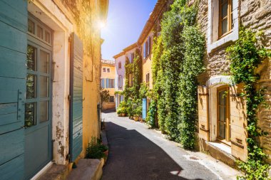 Goult, Fransa 'nın Provence şehrinde küçük, büyüleyici bir köydür. Güneşli bir günde Provence 'deki Goult' un büyüleyici tepedeki köyünü keşfedin. Antik tepe köyü Goult, Provence, Fransa.