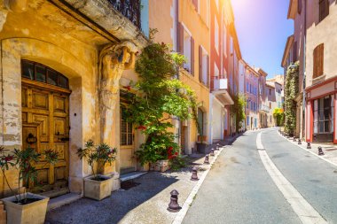 Vaucluse, Fransa 'daki Saint-Saturnin-les-Apt köyü. Güzel manzarası ve tarihi mimarisi var. Saint Saturnin les Apt köyünde antika evler ve tarihi yapılar bulunur. Vaucluse, Fransa.