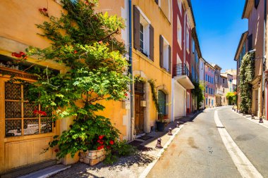 Luberon 'daki Saint Saturnin les Apt köyünün panoramik manzarası. Bölgesel doğal park, Provence, Fransa. Saint-Saturnin-les-Apt, Vaucluse, Provence, Fransa.