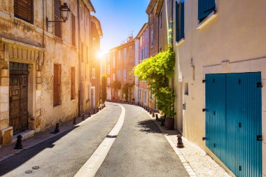 Vaucluse, Fransa 'daki Saint-Saturnin-les-Apt köyü. Güzel manzarası ve tarihi mimarisi var. Saint Saturnin les Apt köyünde antika evler ve tarihi yapılar bulunur. Vaucluse, Fransa.