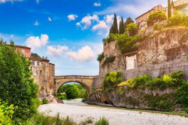 Vaison la Romaine ortaçağ kasabası, Fransa, Provence 'deki kayalık yamaçta tünemişti. Vaison-la-Romaine, Vaucluse, Provence-Alpes-Cote dAzur, Fransa.